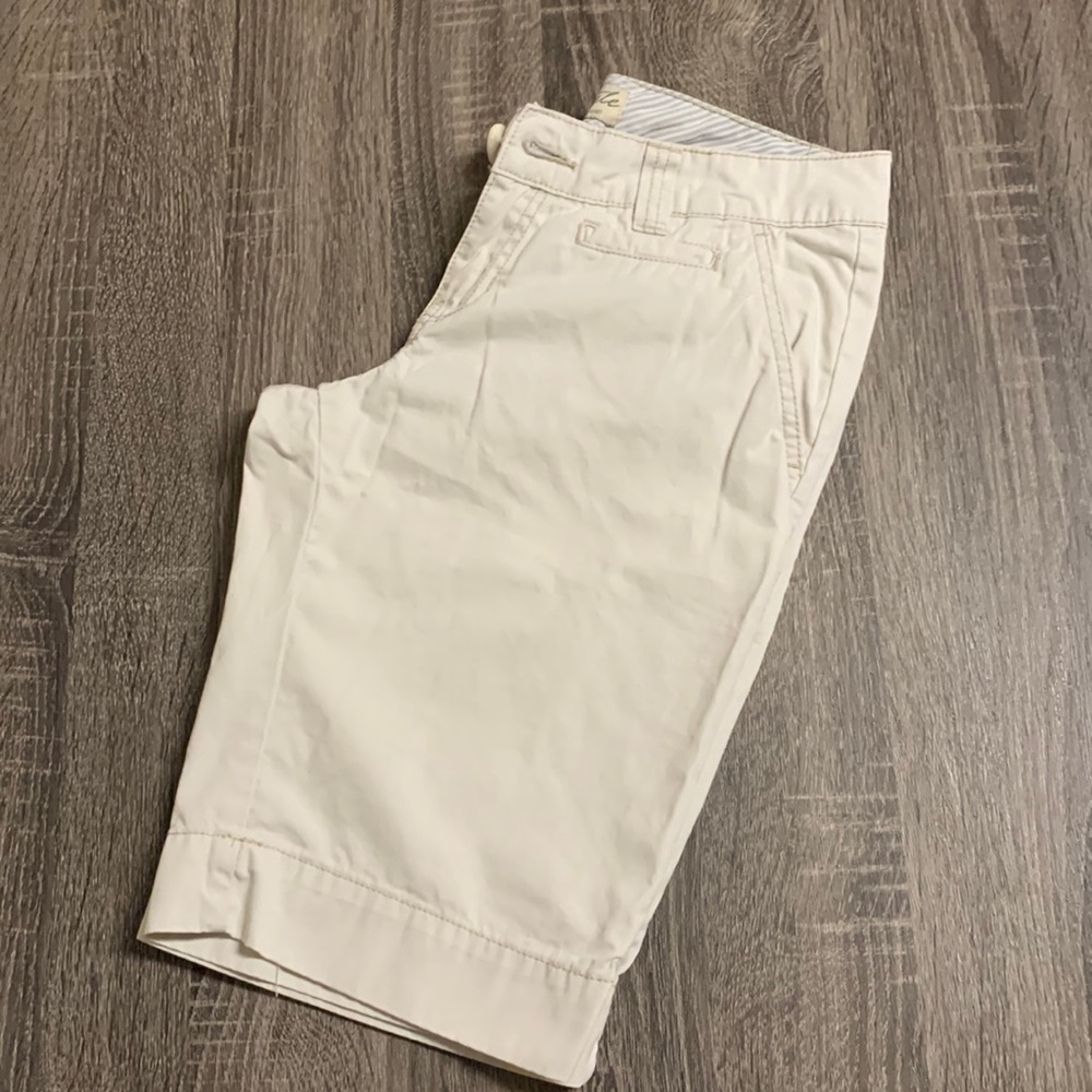 Off white knee length Aeropostale shorts